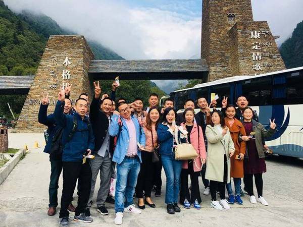 JK漫画最新版APP包装康定团建